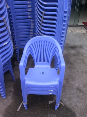 东莞鹏威塑胶 专业供应全新料办公塑料椅与防静电椅，品质与信赖之选